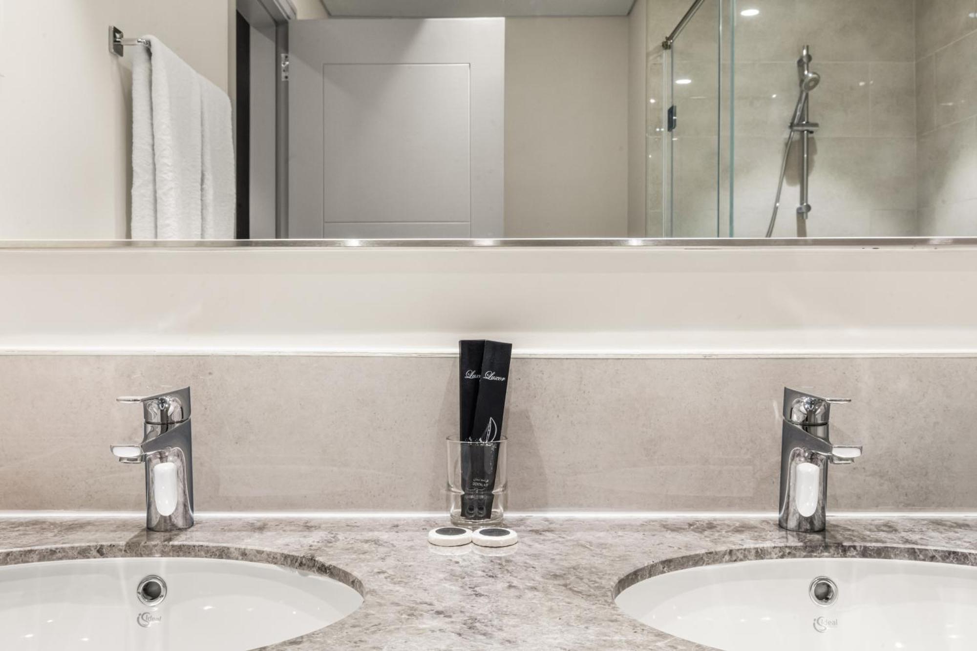 Luxury 4-bed Escape In Downtown That Sleeps 9 Apartment *