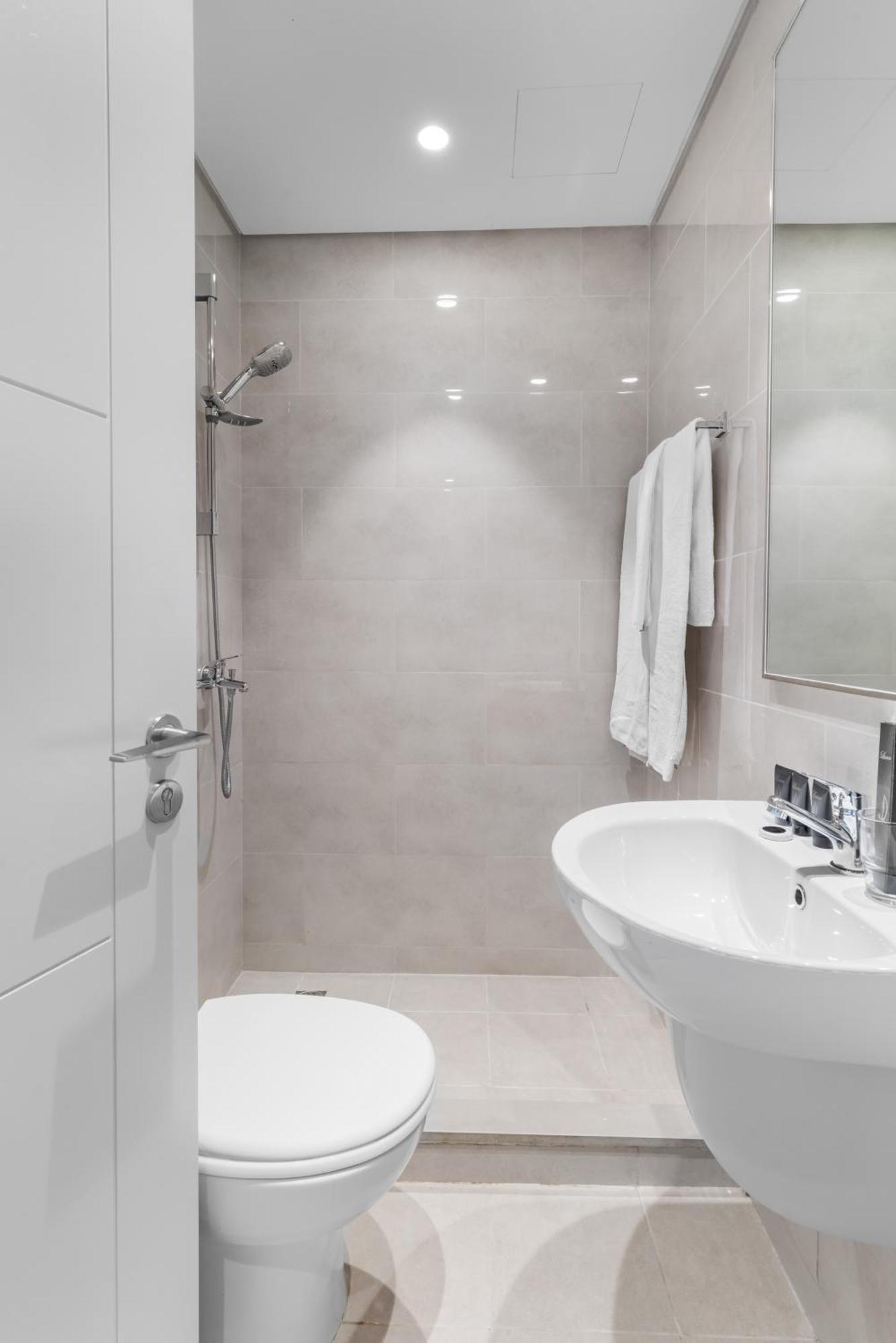 Apartment Luxury 4-bed Escape In Downtown That Sleeps 9 *