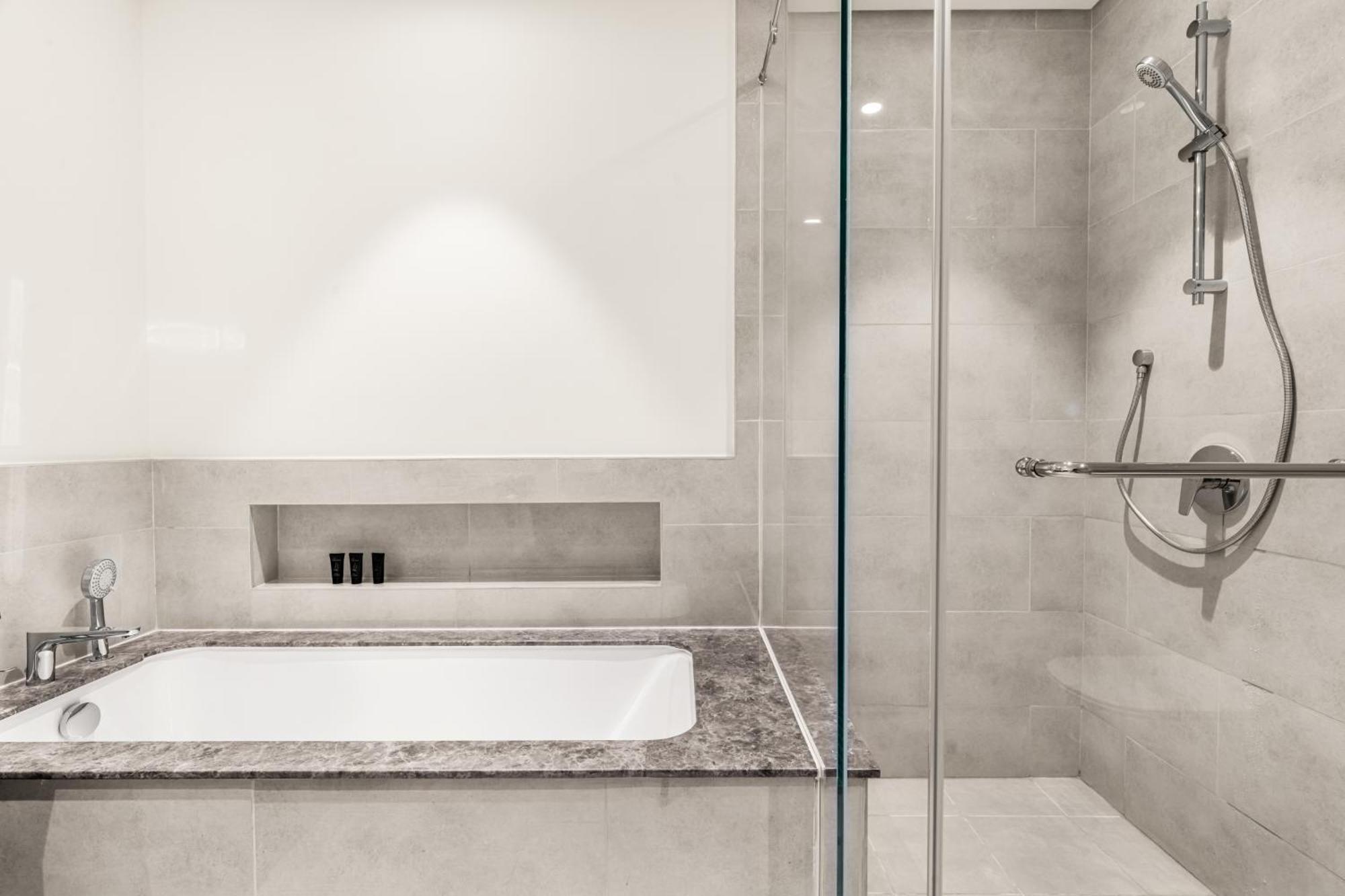 Luxury 4-bed Escape In Downtown That Sleeps 9 Apartment *