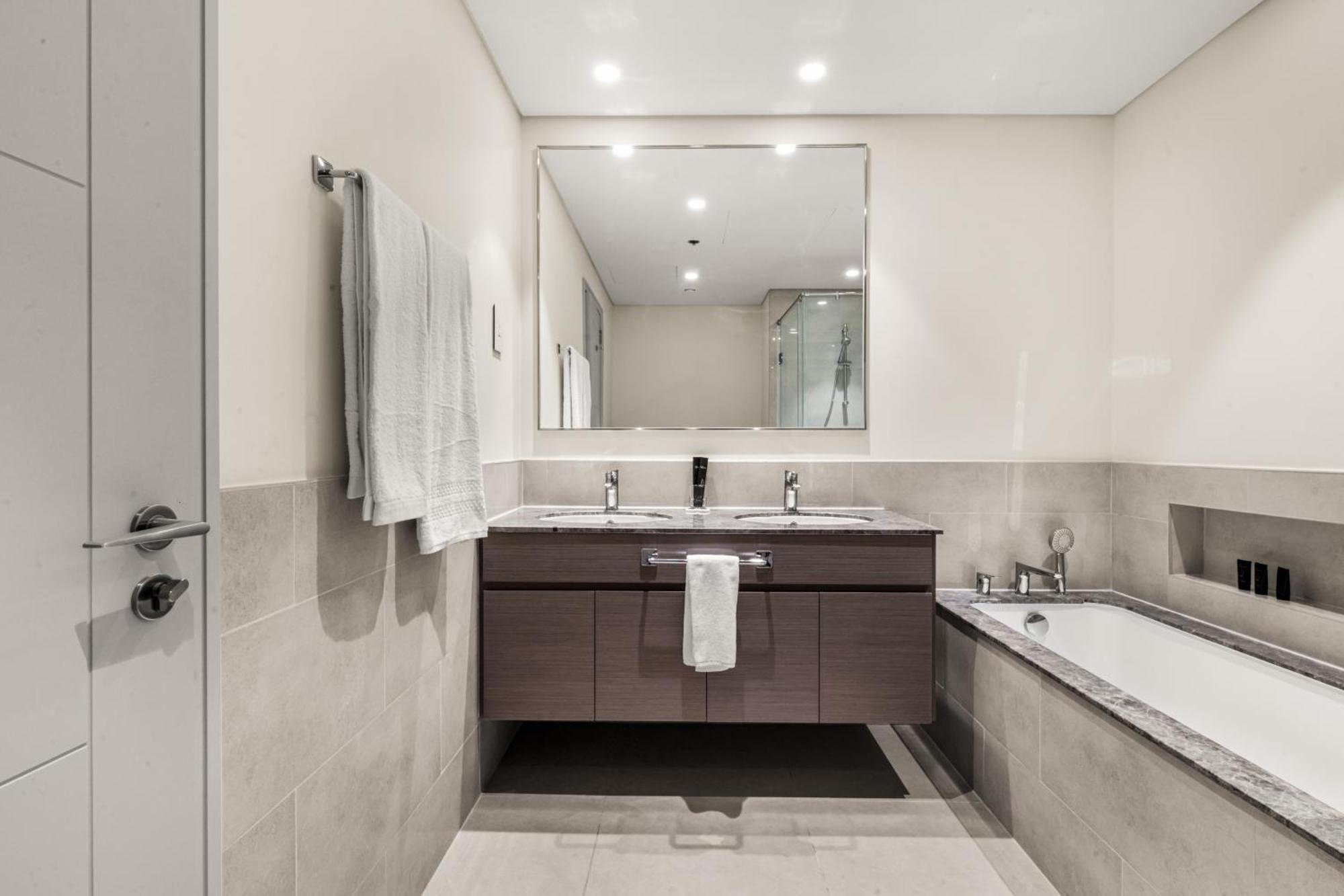 Luxury 4-bed Escape In Downtown That Sleeps 9 Apartment Dubai