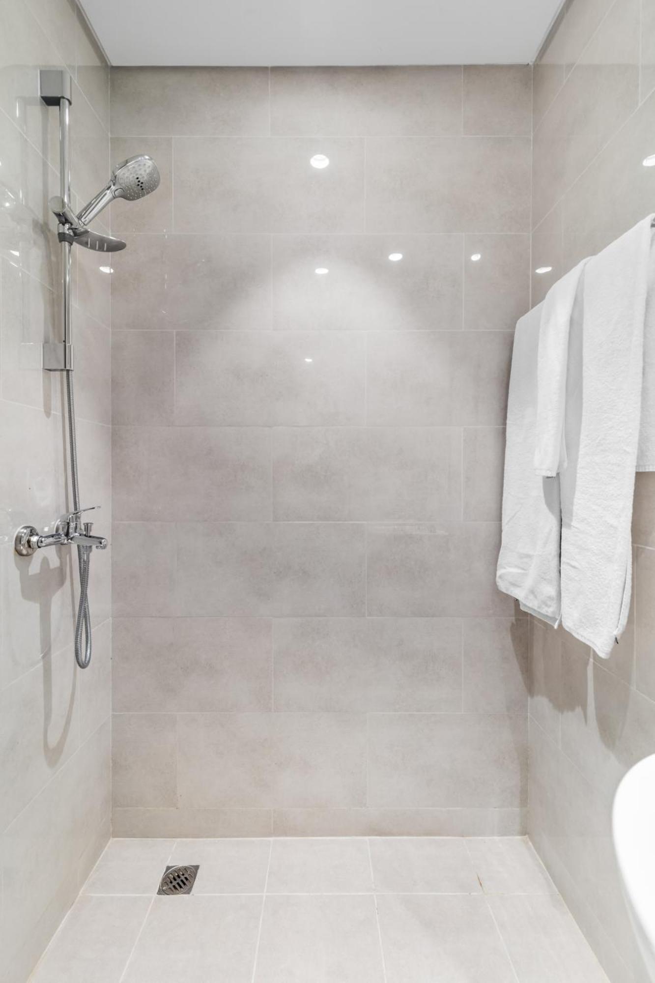 Apartment Luxury 4-bed Escape In Downtown That Sleeps 9 *