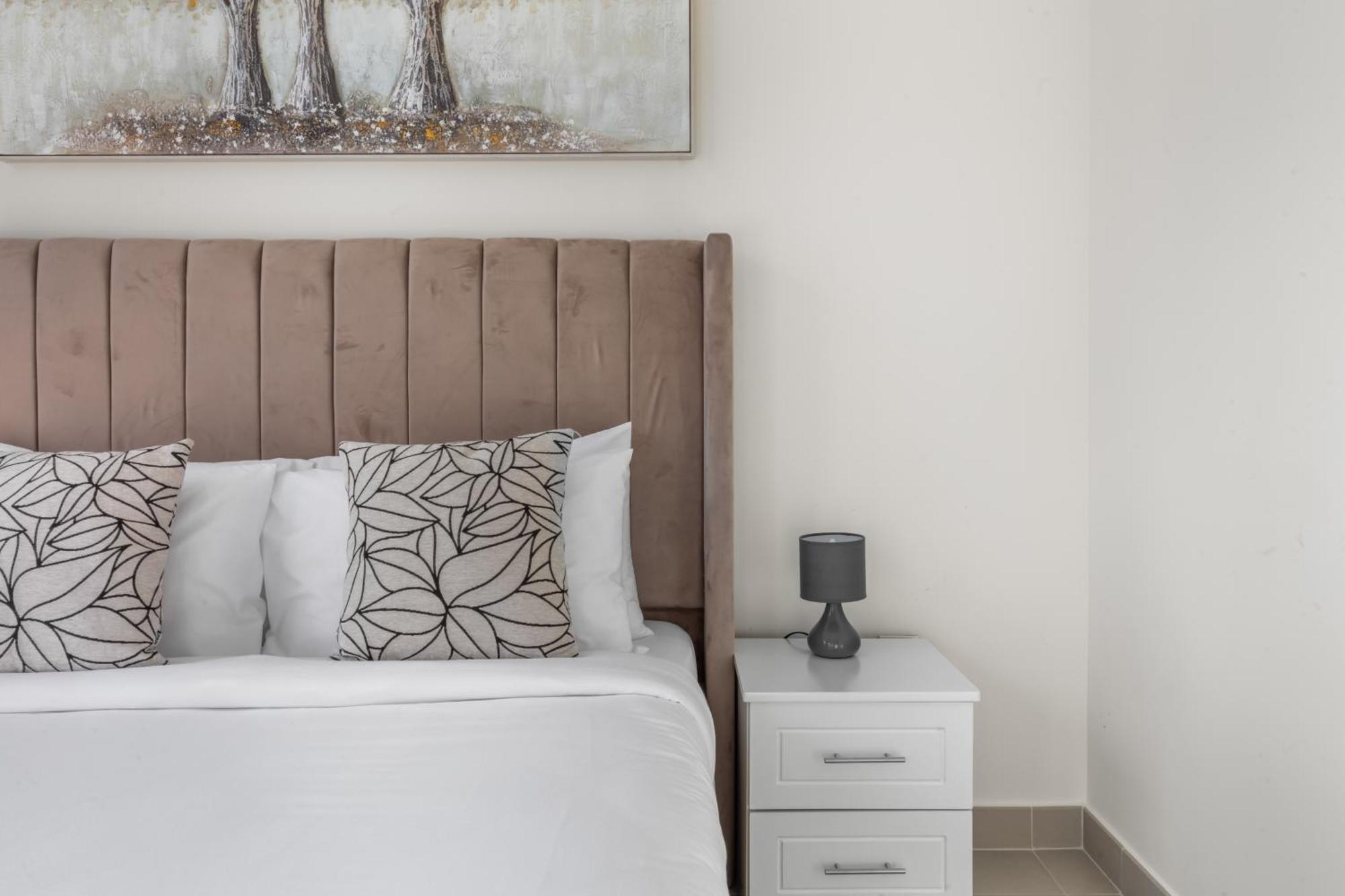 Apartment Luxury 4-bed Escape In Downtown That Sleeps 9 *