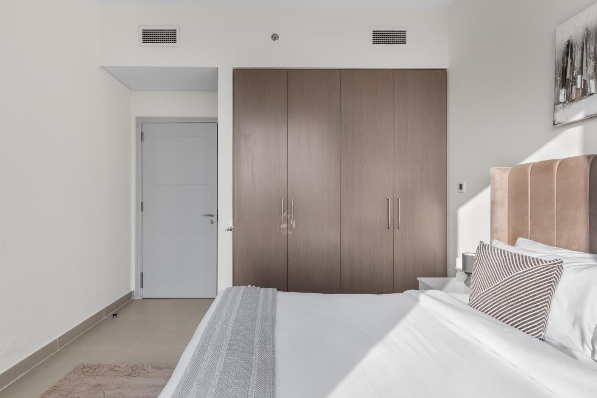 Apartment Luxury 4-bed Escape In Downtown That Sleeps 9 *
